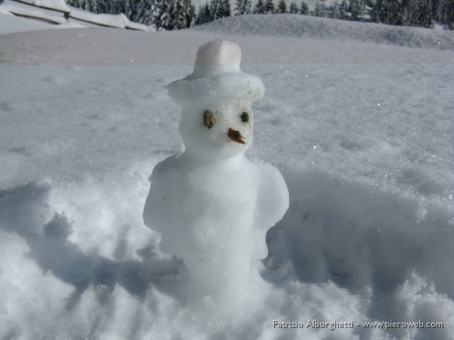 03 Omino di neve alla baita.JPG